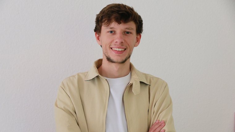 Kevin Niemann in seinem Büro in Oldenburg